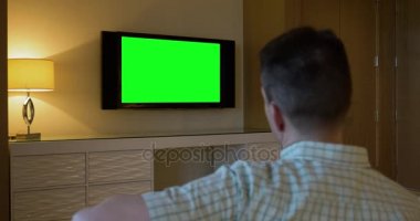 Lüks otel odasında adam saatler yeşil ekran Tv