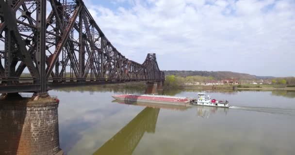 Uhlí člun jezdí na řece Ohio pod železniční most — Stock video