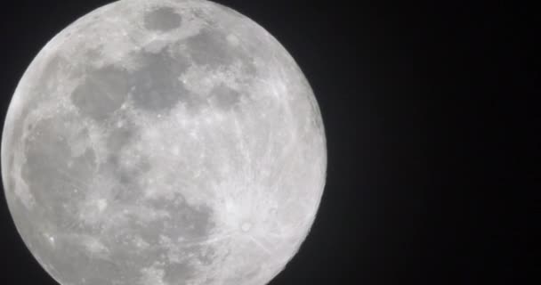 真正的满月在夜空中的极端特写 — 图库视频影像