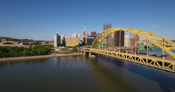 Slowly Aerial Dolly Forward Shot Pittsburgh Skyline — Stock Video