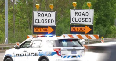 Polis arabası Street engelleme ile yol kapatma