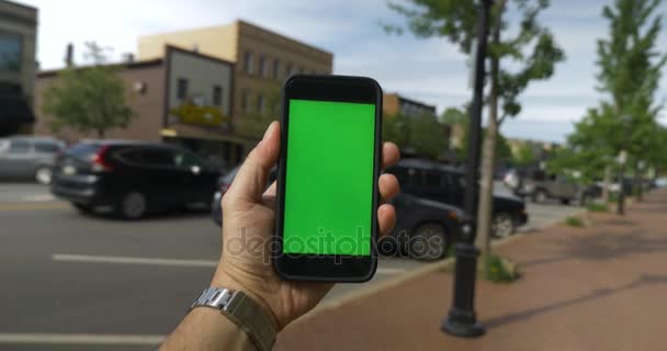 POV svarvning i Small Town med grön skärm Smartphone — Stockvideo