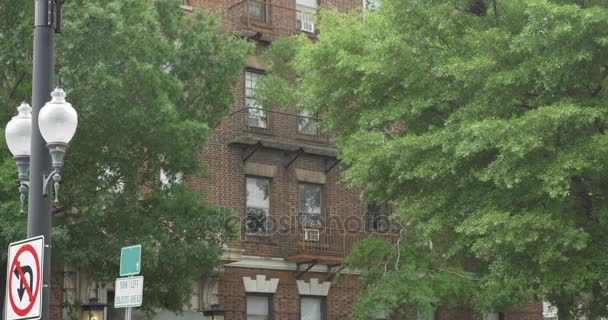 Establecimiento de tiro típico edificio de apartamentos de estilo Manhattan — Vídeos de Stock