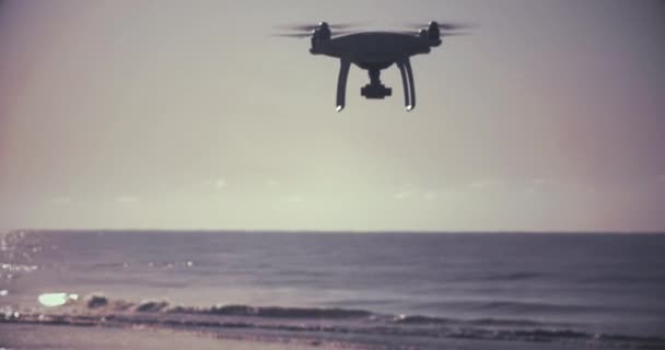 Drone retroilluminato stilizzato vola vicino alla spiaggia — Video Stock