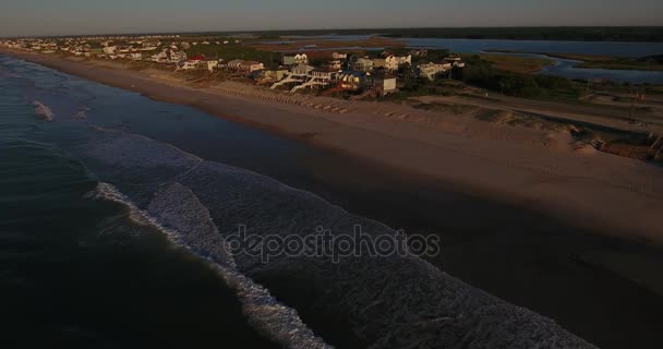 Tidig morgon framåt antenn att upprätta skott Topsail Island — Stockvideo