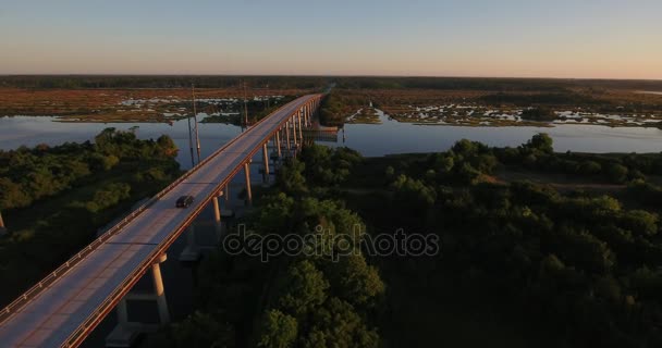 Am frühen Morgen vorwärts Antenne Errichtung Schuss übersegeln Inselbrücke — Stockvideo