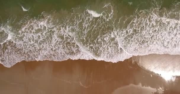 Einzigartiger Blick von oben auf die Brandung des Ozeans — Stockvideo