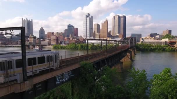 Antenowe Pittsburgh i pociąg metra ustanawiającego strzał — Wideo stockowe