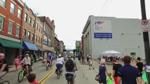Cyklisté a chodci na jižní straně na otevřené ulic Pittsburghu — Stock video