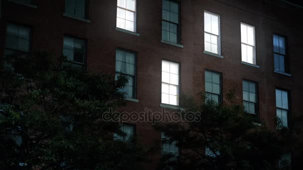 Nacht Shot van appartementengebouw lichten aanzetten tot oprichting van — Stockvideo