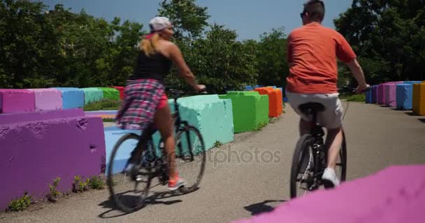 Biker in Pittsburgh strampeln auf Trail in der Nähe bunter Klötze — Stockvideo