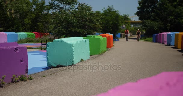 在匹兹堡骑自行车的旅行在五颜六色的街区附近的足迹 — 图库视频影像