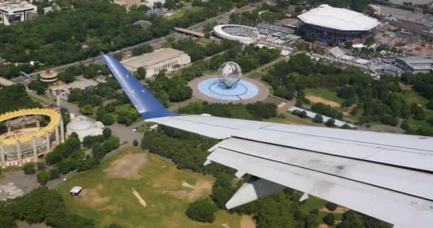 Letecký pohled na Unisphere od přistání letadla — Stock video