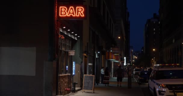 Ніч встановлення постріл бар в Манхеттен — стокове відео