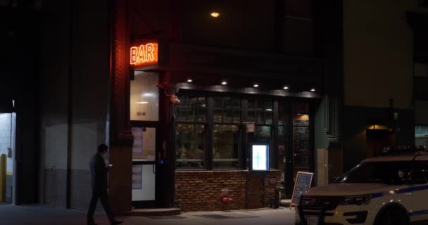 Nachtaufnahme von Bar-Restaurant in Manhattan — Stockvideo