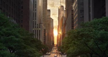 Sinematik New York City Manhattanhenge günbatımı etkisi