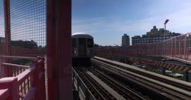 Williamsburg Köprüsü üzerinde geçen metro dramatik görünümü