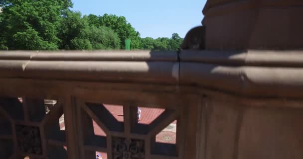 Доллі до встановлення постріл Bethesda фонтан в центральному парку — стокове відео