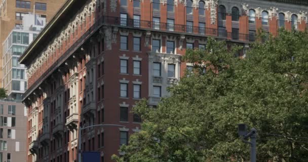 Dag buitenkant van luxe appartementencomplex in Manhattan — Stockvideo