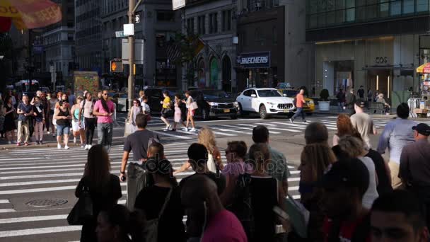 극단적인 느린 동작 보행자 뉴욕시 거리를 건너 — 비디오