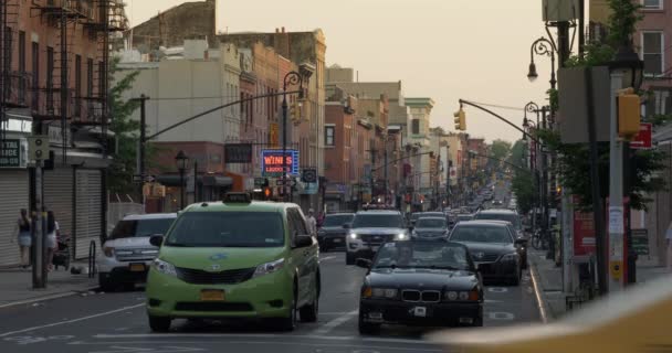 Avond tot oprichting van Shot van het verkeer in de buurt van Atlantic Avenue in Brooklyn — Stockvideo