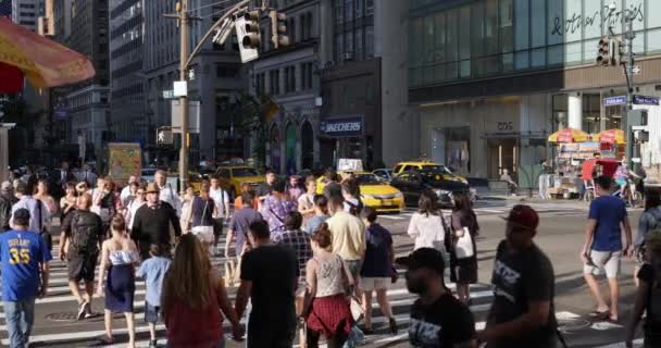 Пешеходы медленного движения, переходящие улицу в Манхэттене — стоковое видео