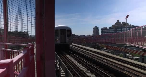Dramática vista del metro pasando por el puente Williamsburg — Vídeo de stock