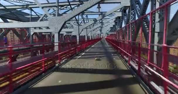 Perspectiva única para a frente Viajando na calçada pedonal na ponte de Williamsburg — Vídeo de Stock