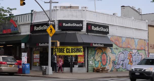 Day Establishing Shot of a Closing Radio Shack em Brooklyn — Vídeo de Stock