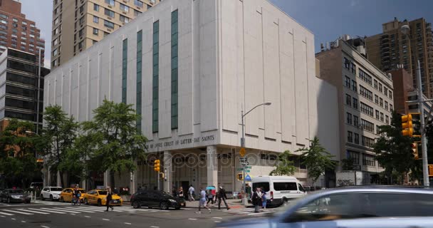 Dag att upprätta skott av Manhattan LDS-templet — Stockvideo