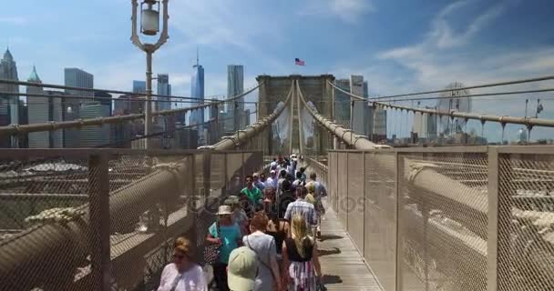 Hög vinkel fotgängare perspektiv gå över Brooklyn Bridge — Stockvideo