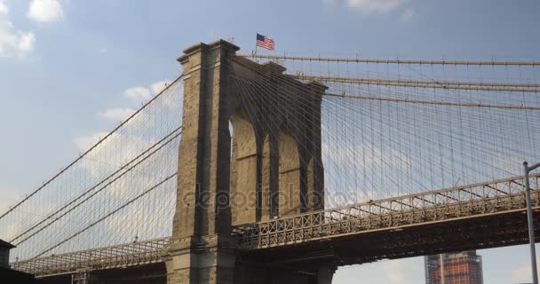 Δραματική θέα κάτω από τη γέφυρα του Μπρούκλιν — Αρχείο Βίντεο