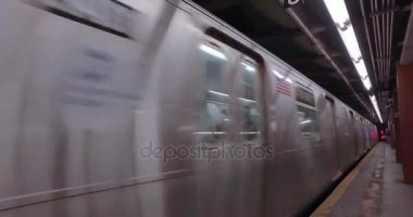 Manhattan metro tren geçer platformu