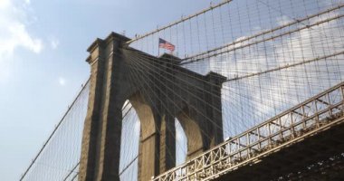 Brooklyn Köprüsü'nün altında dramatik görünüm