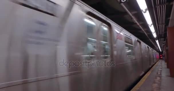 Manhattan Subway Train przechodzi platformy — Wideo stockowe