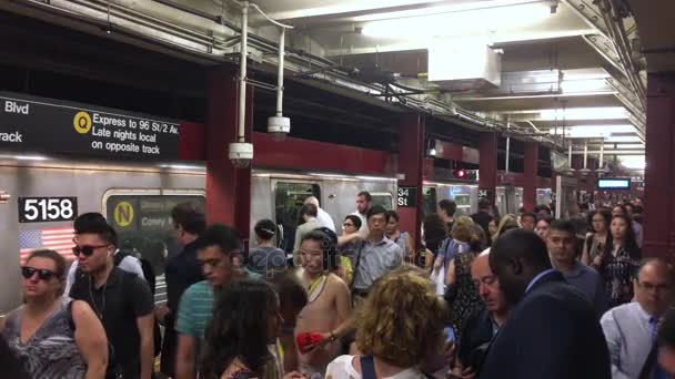 Hög vinkel syn på upptagen 34th Street Subway plattform — Stockvideo