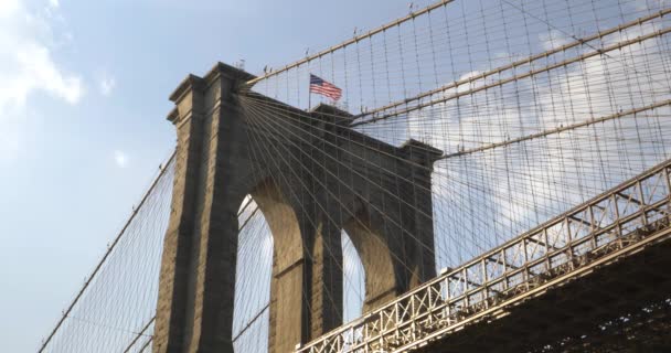 Δραματική θέα κάτω από τη γέφυρα του Μπρούκλιν — Αρχείο Βίντεο