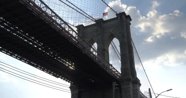 Dramatiska bakgrundsbelyst vyn Under Brooklyn Bridge — Stockvideo