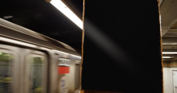 Sinal em branco e metrô de Manhattan deixam a plataforma — Vídeo de Stock