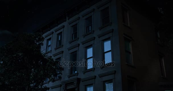 Noc, ustanawiający strzał typowe Brooklyn Brownstone górne piętra — Wideo stockowe