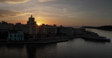 Küba'da gün batımı bitti Havana noktasının geniş vurdu
