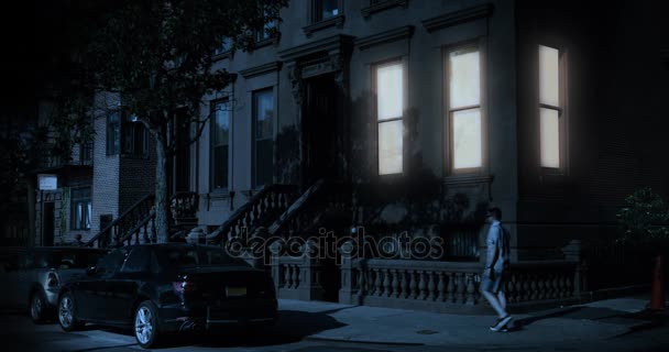 Estabelecimento de tiro da típica casa Brownstone de Brooklyn a noite — Vídeo de Stock