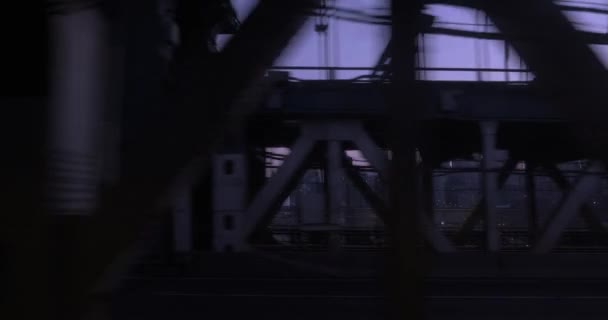 Boční profil osobní pohled vlak metra na Manhattan Bridge — Stock video