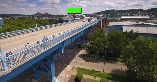 Aerial Establishing Shot of 31st Street Bridge en Pittsburgh — Vídeo de stock