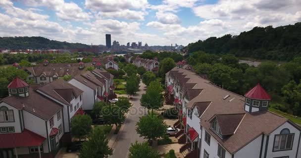 Reverse Aerial Establishing Shot of Harr 's Island e Pittsburgh Skyline — Vídeo de Stock
