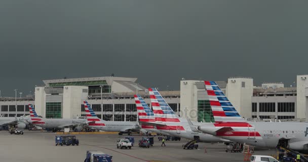 荒れ模様の天気でマイアミ国際空港 — ストック動画