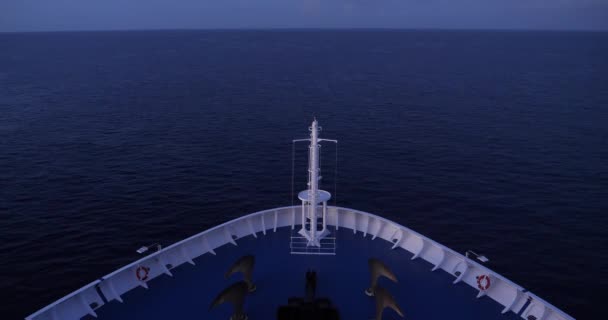Vista para a frente do arco de um grande navio de cruzeiro que viaja no mar aberto — Vídeo de Stock