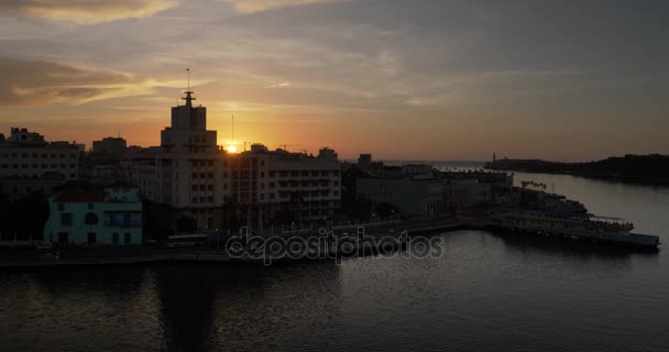 Vue panoramique du coucher du soleil sur le port de La Havane à Cuba — Video