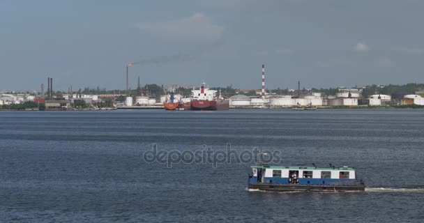 Ferry båt medför passagerare förbi fabriken på Havanna Port Bay — Stockvideo