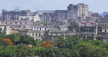 Dolly yüksek açı kuran eski binalar Havana Küba'da vurdu